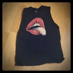 Black cut off lips 💋 tee size small
